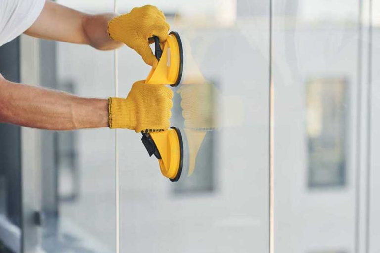 Villa Window Glass Replacement in Dubai: Cracks, Misting, and Heat Control Guide